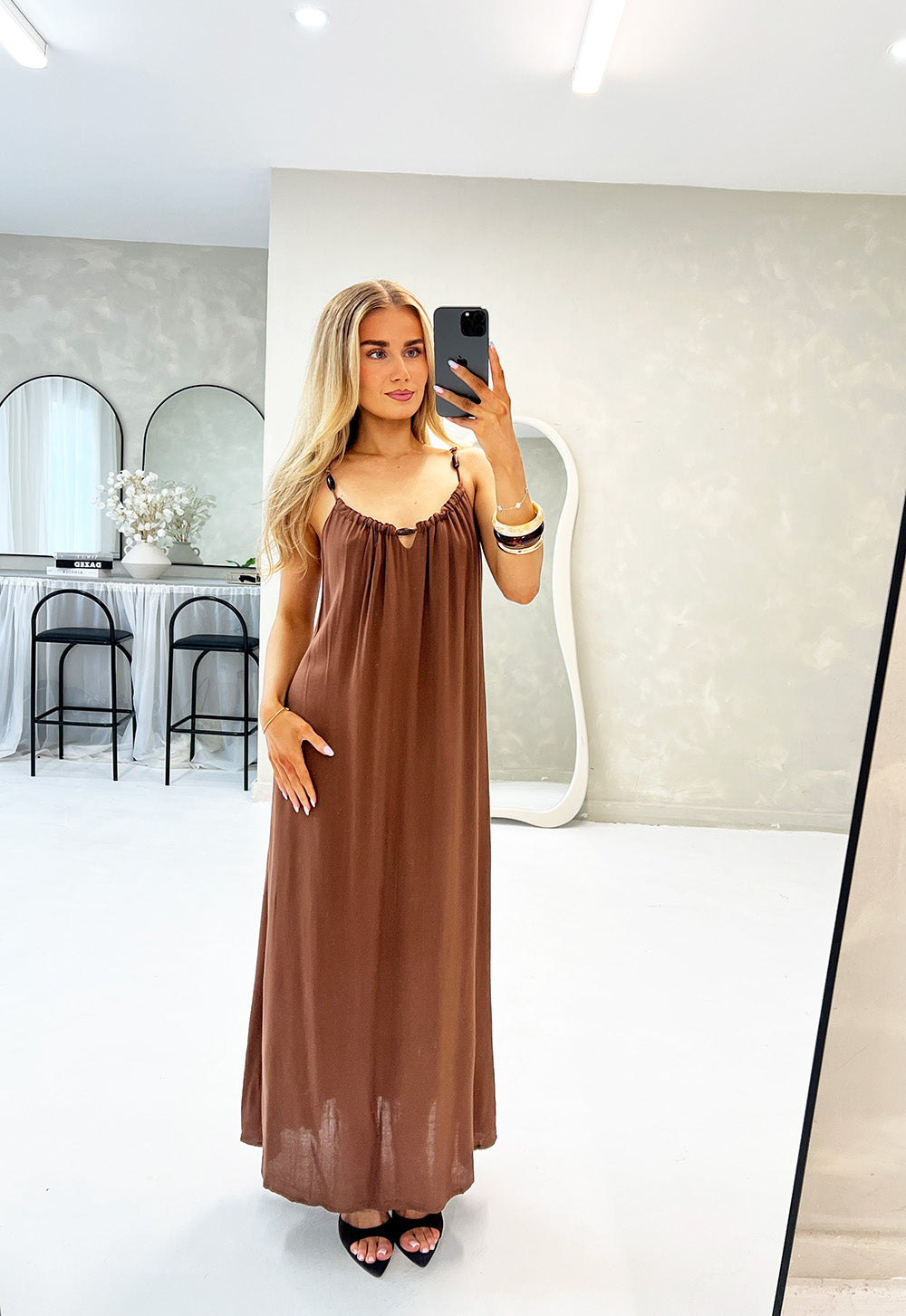 LINEN OVERSIZED STRAPPY MAXI DRESS IN BROWN