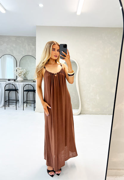 LINEN OVERSIZED STRAPPY MAXI DRESS IN BROWN