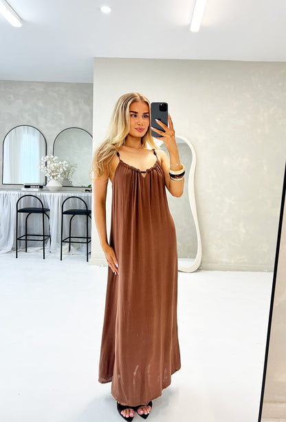 LINEN OVERSIZED STRAPPY MAXI DRESS IN BROWN